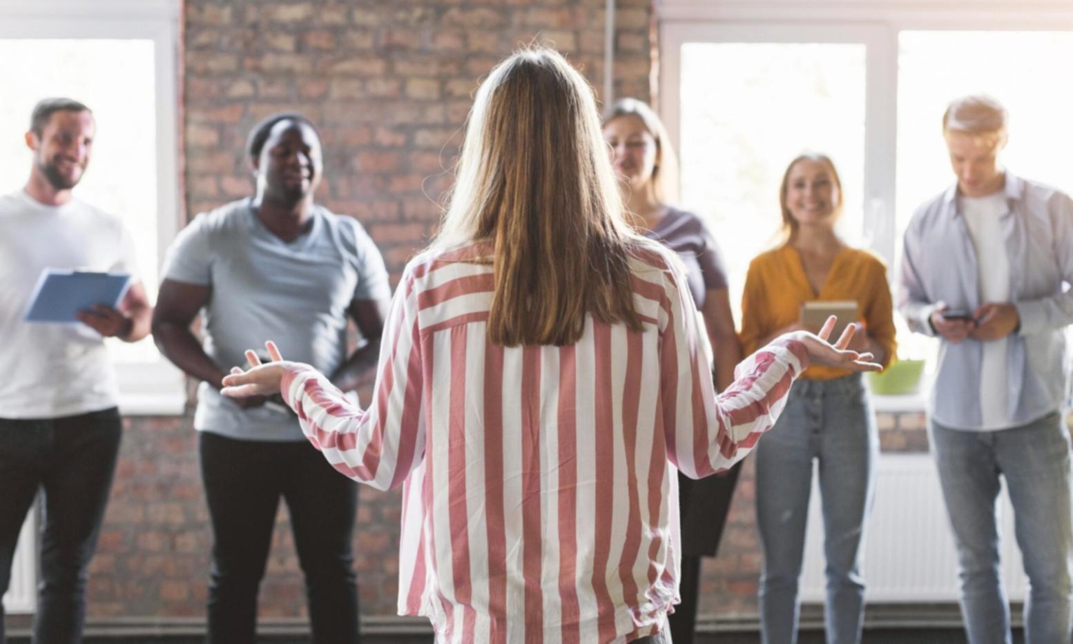 Equipo trabajando en estrategia de contenido digital