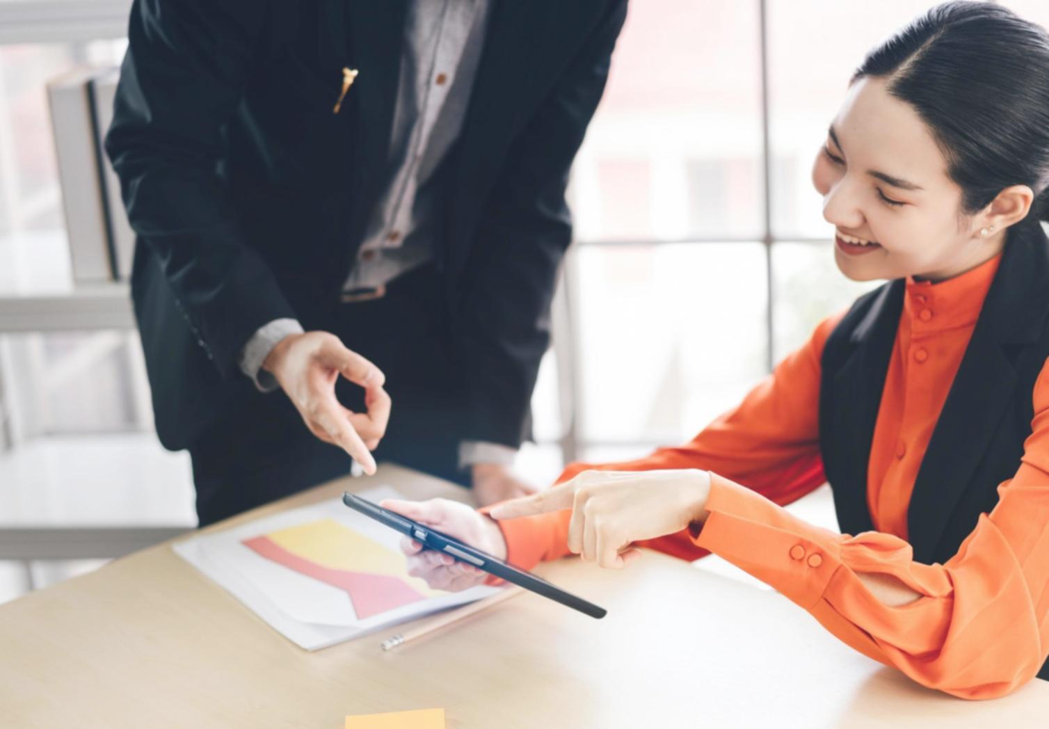 Espacio de trabajo remoto organizado con herramientas digitales y ambiente productivo