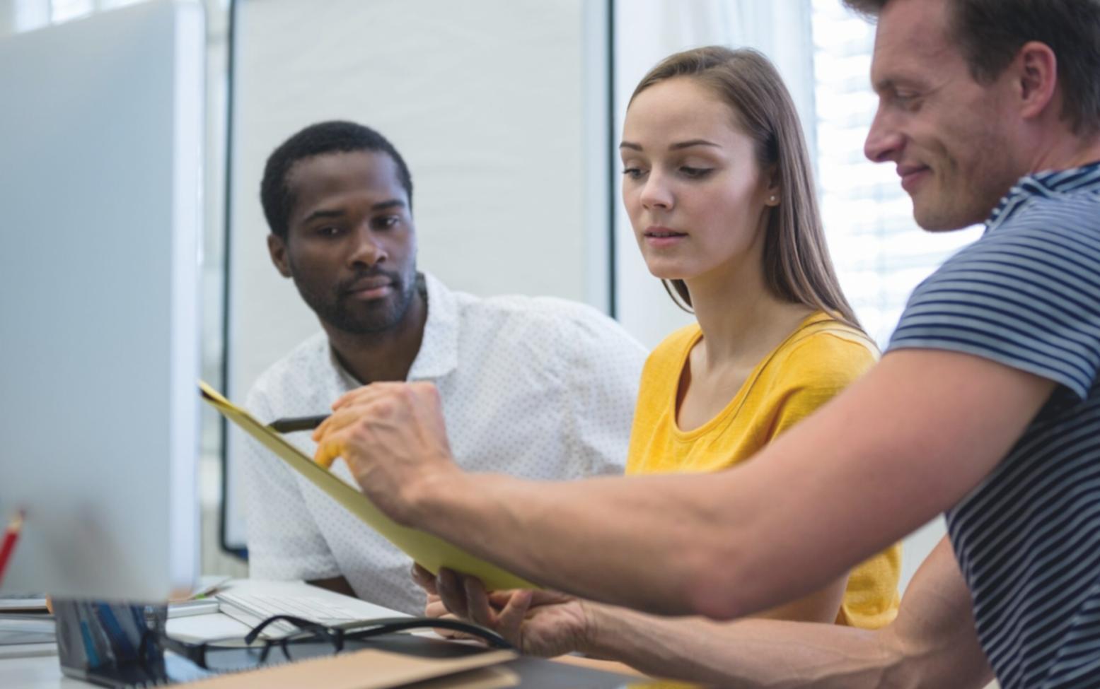 Estudiantes trabajando en estrategias de contenido digital